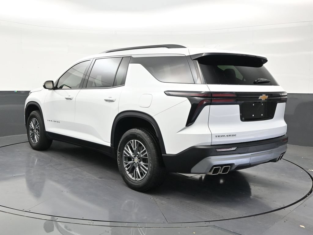Used 2025 Chevrolet Traverse LT FWD image 3