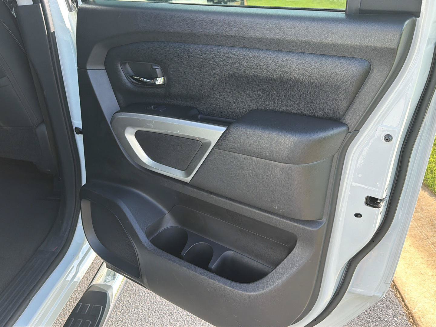 Used 2017 Nissan Titan SV AWD/4WD image 15