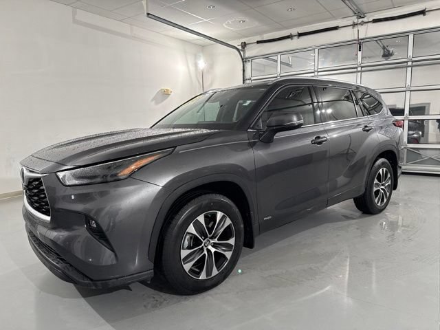 Used 2022 Toyota Highlander XLE AWD/4WD image 4