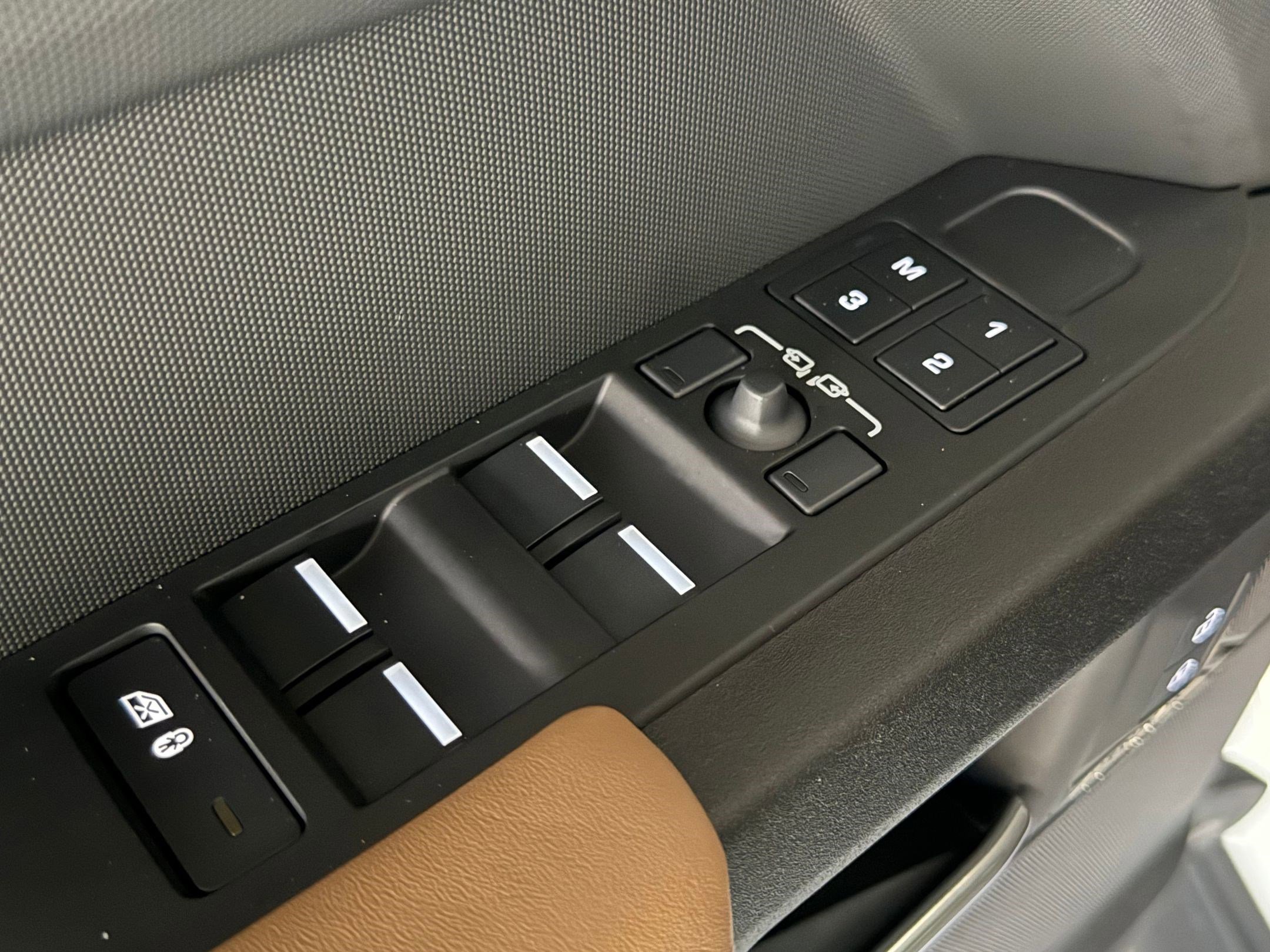 Used 2025 Land Rover Defender 110 V8 image 12