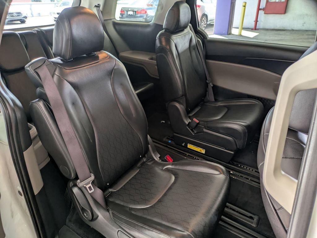 Used 2025 Kia Carnival LXS image 27