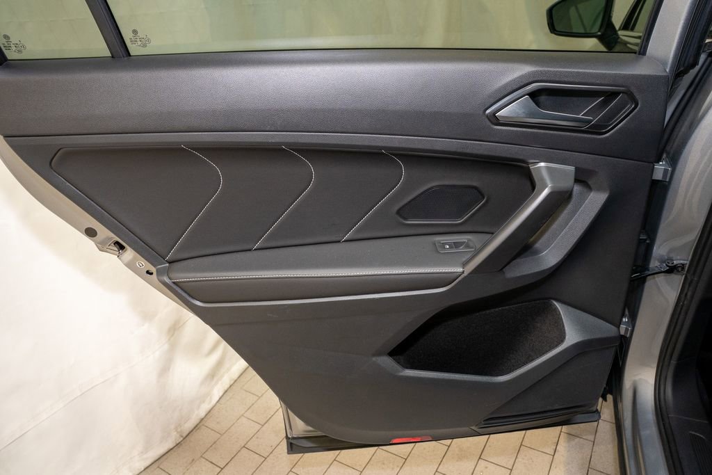 Used 2023 Volkswagen Tiguan SE image 9