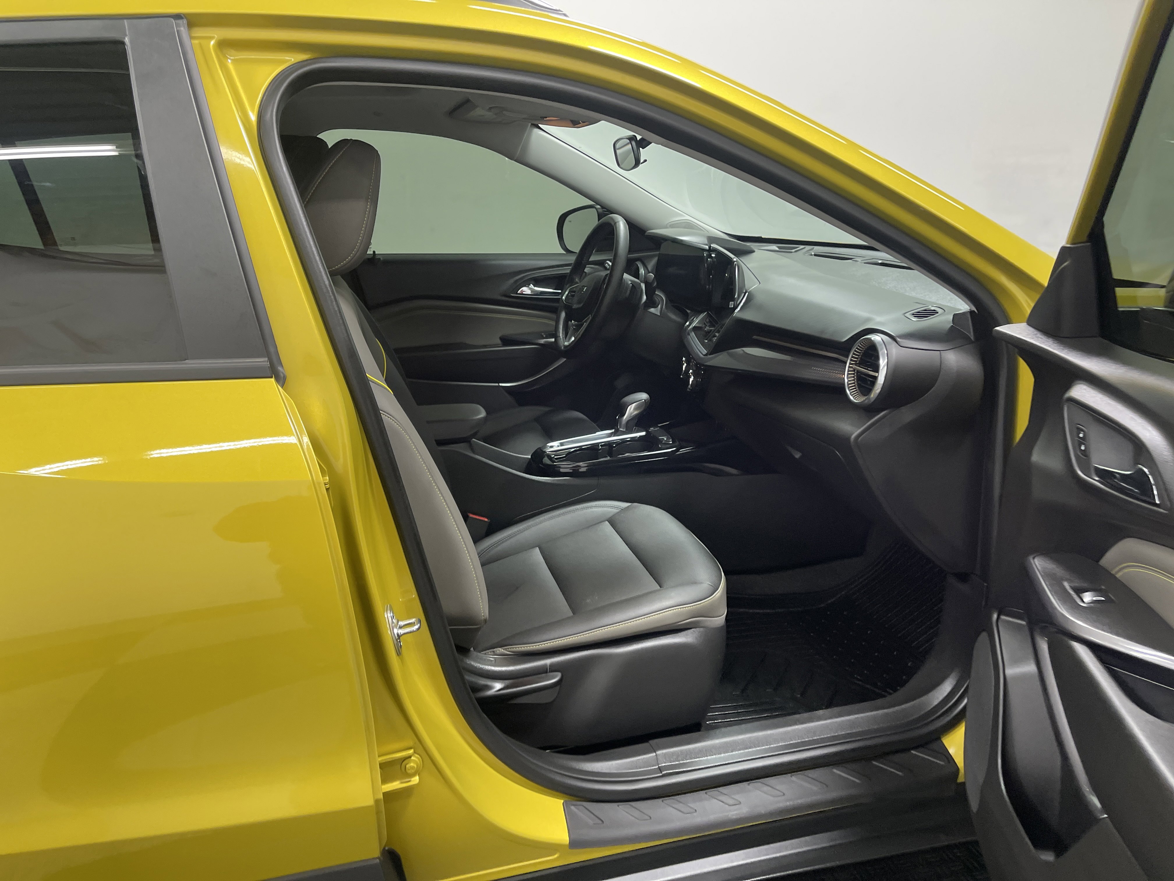 Used 2025 Chevrolet Trax ACTIV w/ Sunroof Package image 26