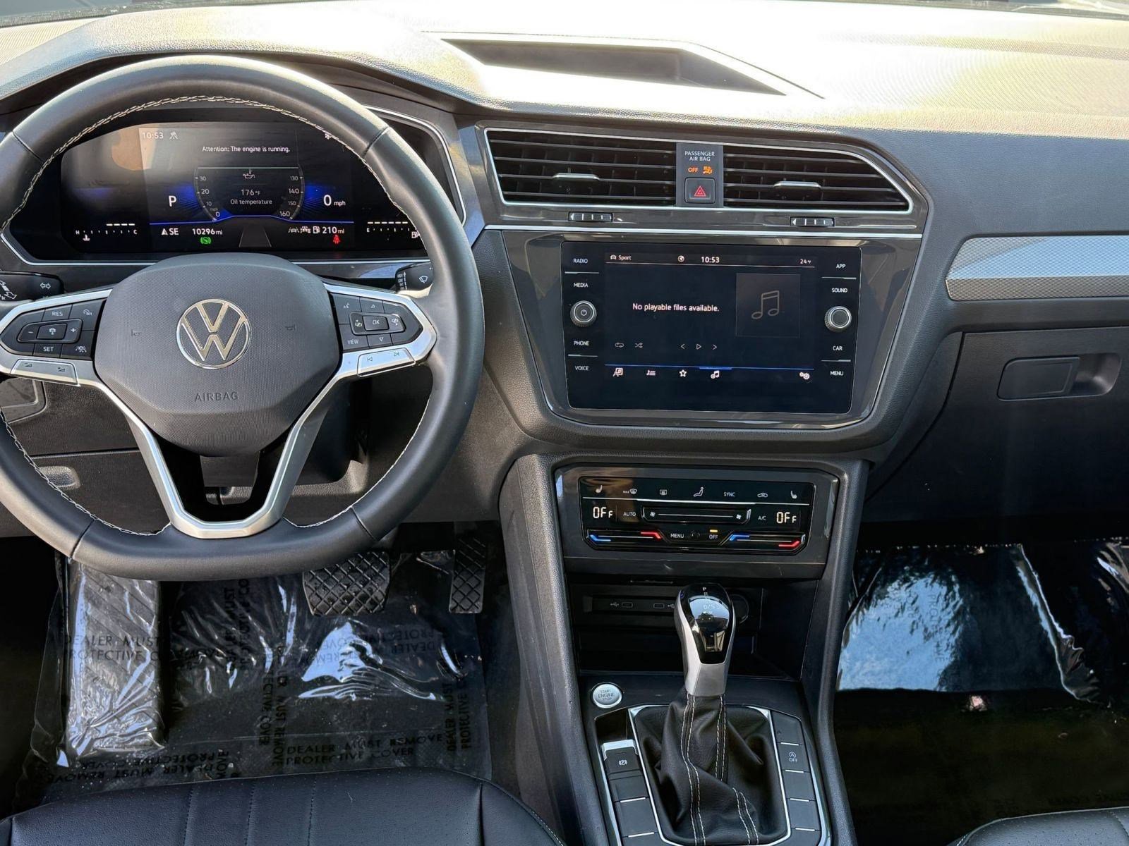 Used 2024 Volkswagen Tiguan SE w/ Panoramic Sunroof Package image 30