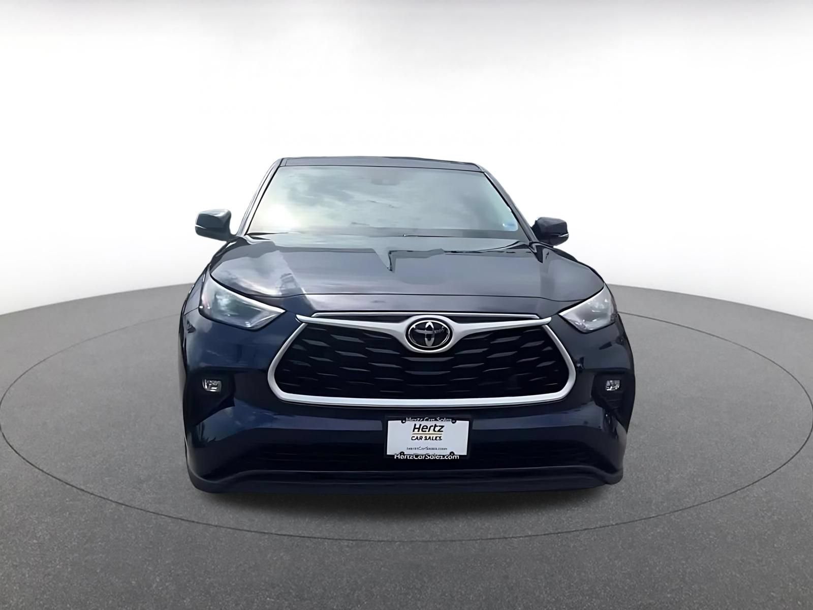 Used 2025 Toyota Highlander LE FWD image 4