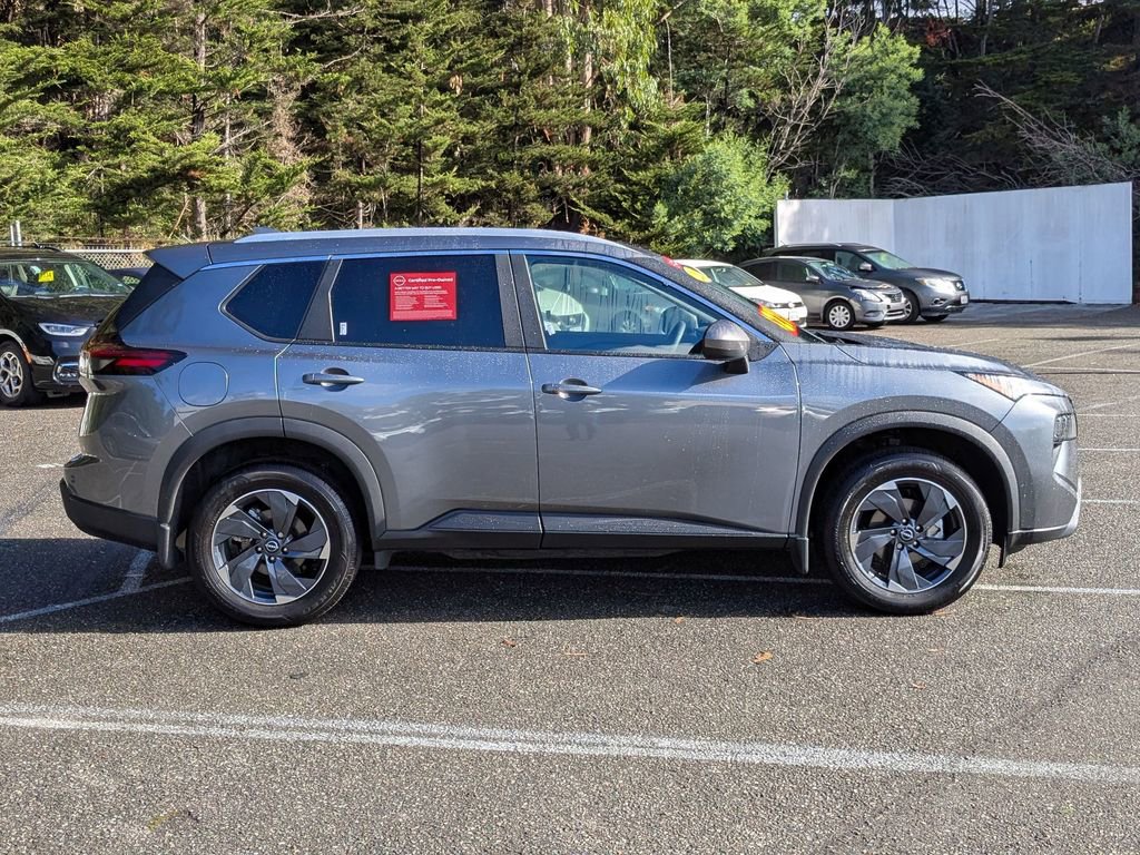 Used 2025 Nissan Rogue SV w/ SV Premium Package image 4