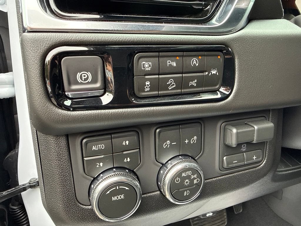 Used 2026 GMC Yukon XL Denali w/ Advanced Technology Package AWD/4WD image 26