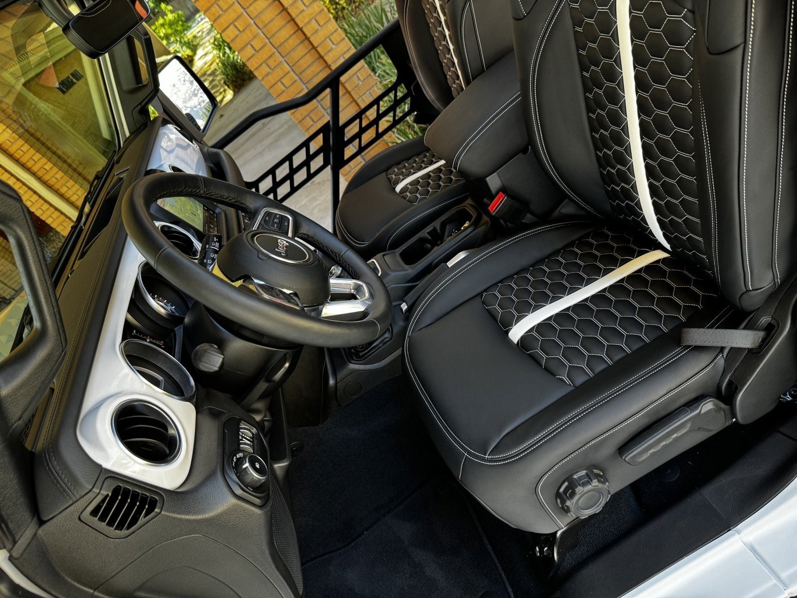 Used 2022 Jeep Wrangler Unlimited Sahara AWD/4WD image 30