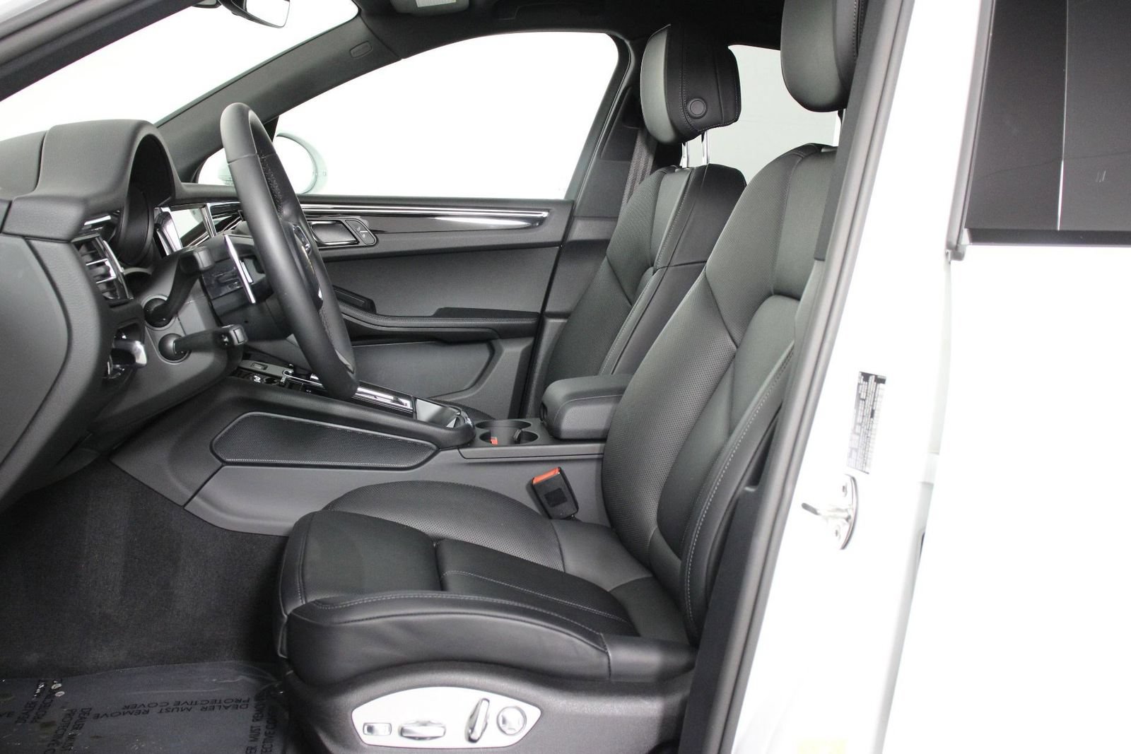 Certified 2026 Porsche Macan AWD/4WD image 5