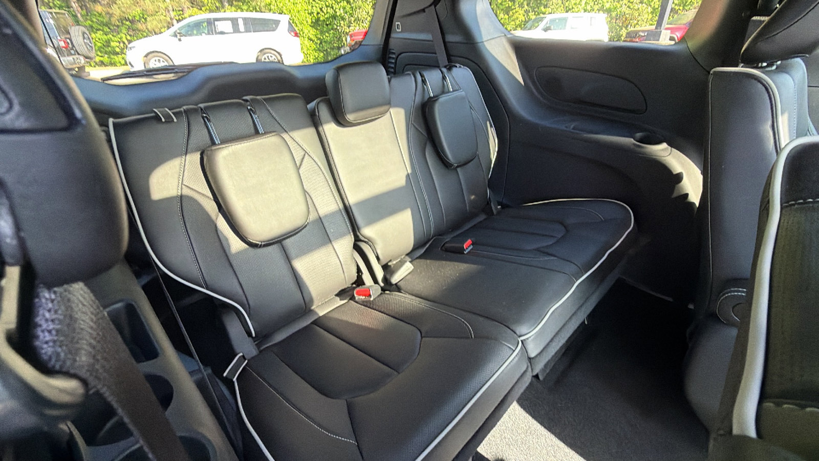 Used 2024 Chrysler Pacifica Premium FWD image 23
