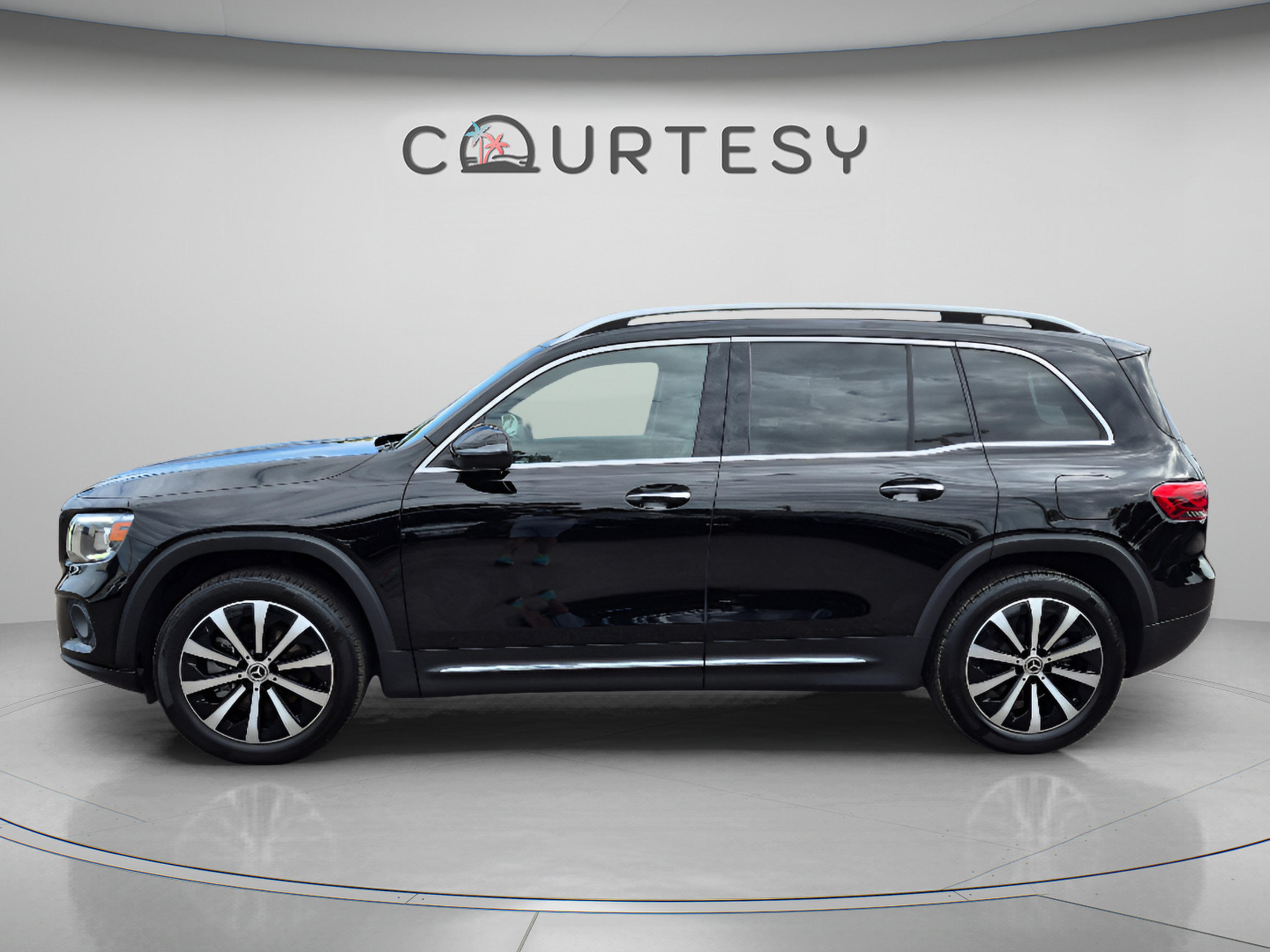 Used 2023 Mercedes-Benz GLB 250 image 2
