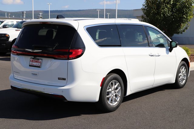 New 2026 Chrysler Pacifica Select image 6