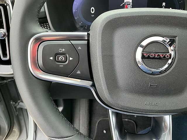 Used 2025 Volvo XC40 B5 Plus image 27