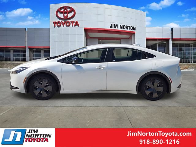 Used 2025 Toyota Prius LE FWD image 4
