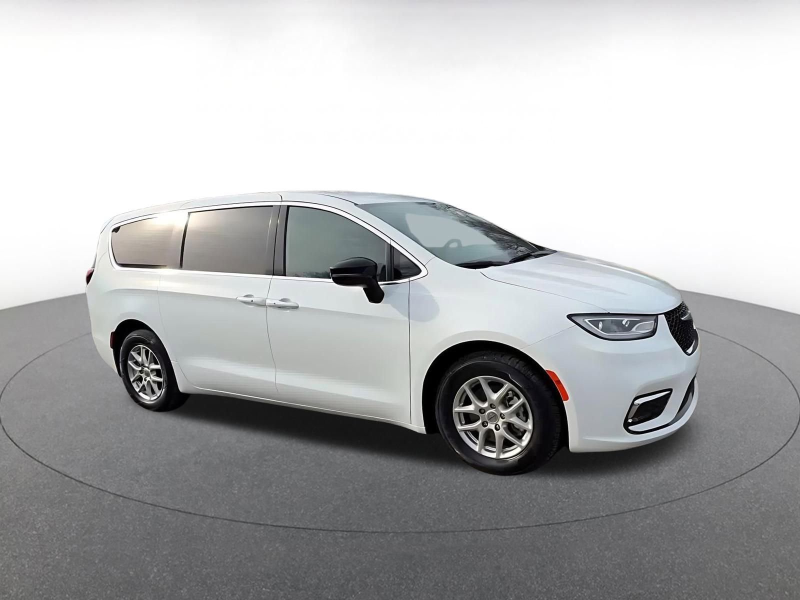 Used 2025 Chrysler Pacifica Select image 2