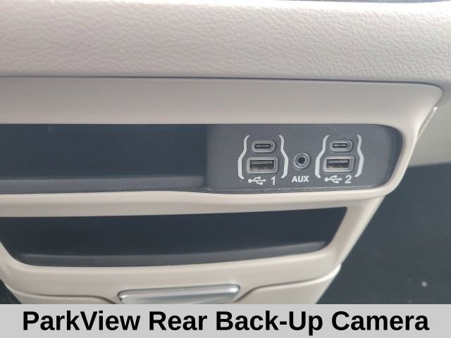 Used 2023 Chrysler Pacifica Touring-L image 8