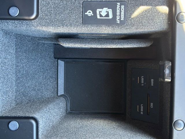 Used 2025 Porsche Macan AWD/4WD image 23