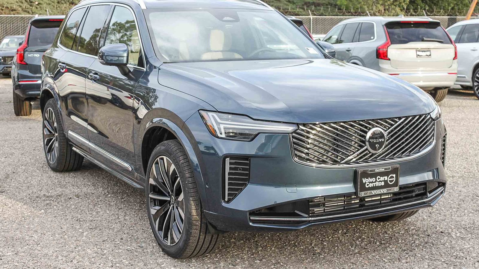 New 2026 Volvo XC90 T8 Plus w/ Protection Package Premier AWD/4WD image 3