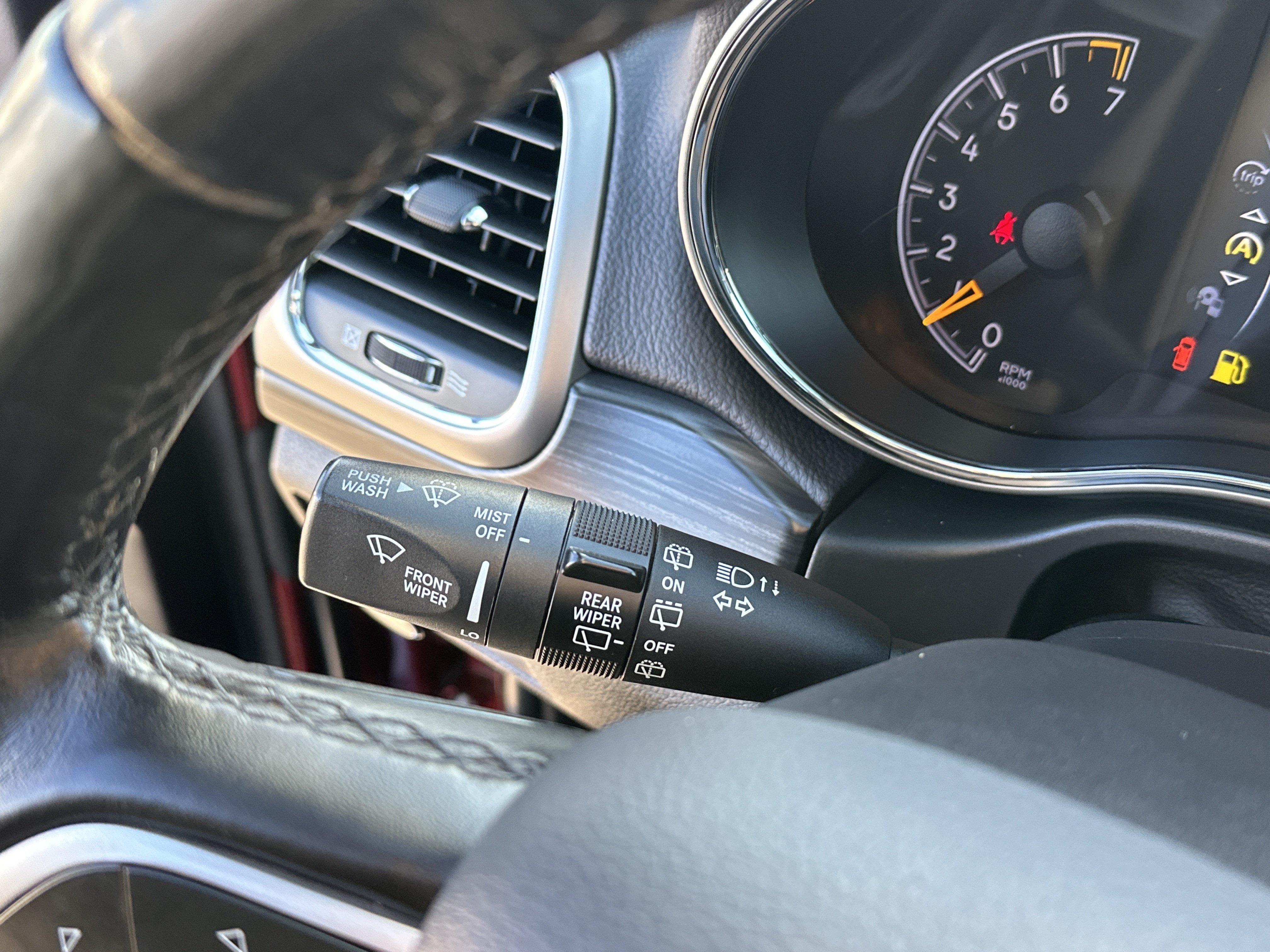 Used 2020 Jeep Grand Cherokee Laredo AWD/4WD image 19