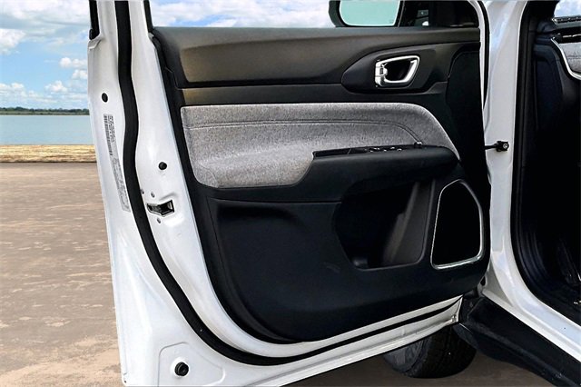 Used 2024 Jeep Compass Latitude image 18