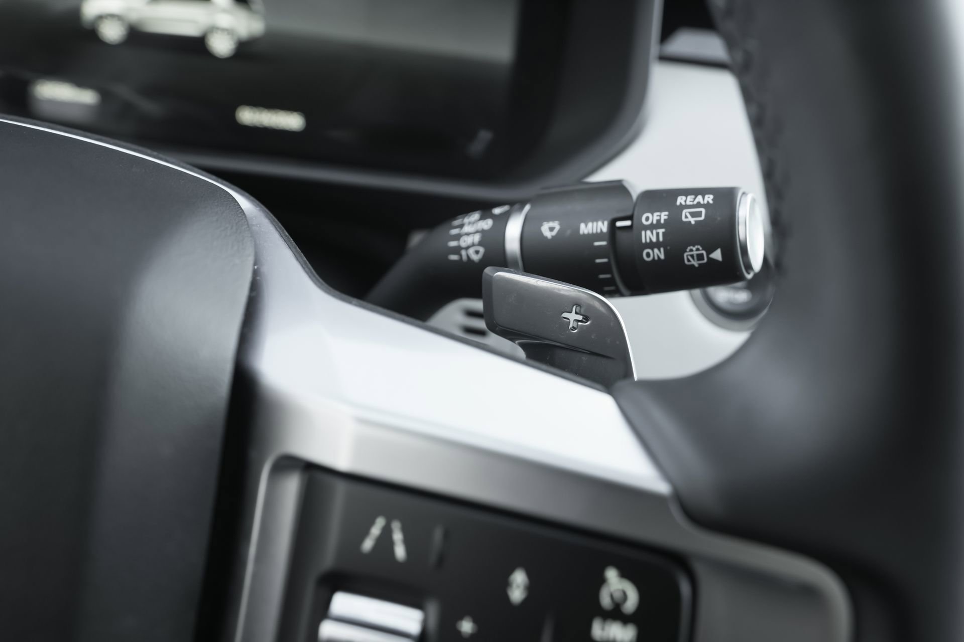 Used 2025 Land Rover Discovery S image 19