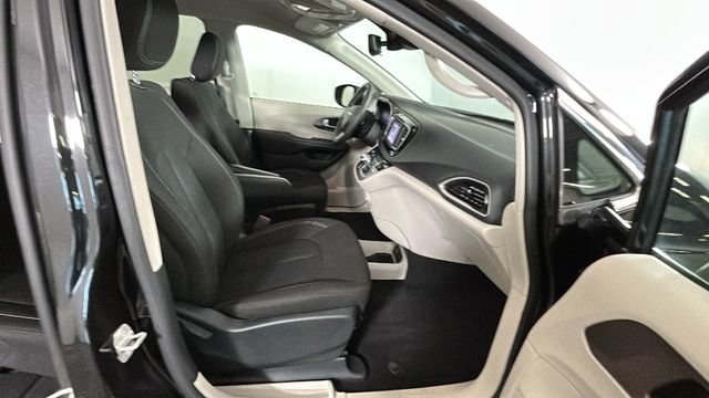 Used 2023 Chrysler Voyager LX FWD image 30