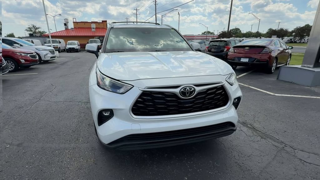 Used 2023 Toyota Highlander XLE AWD/4WD image 3