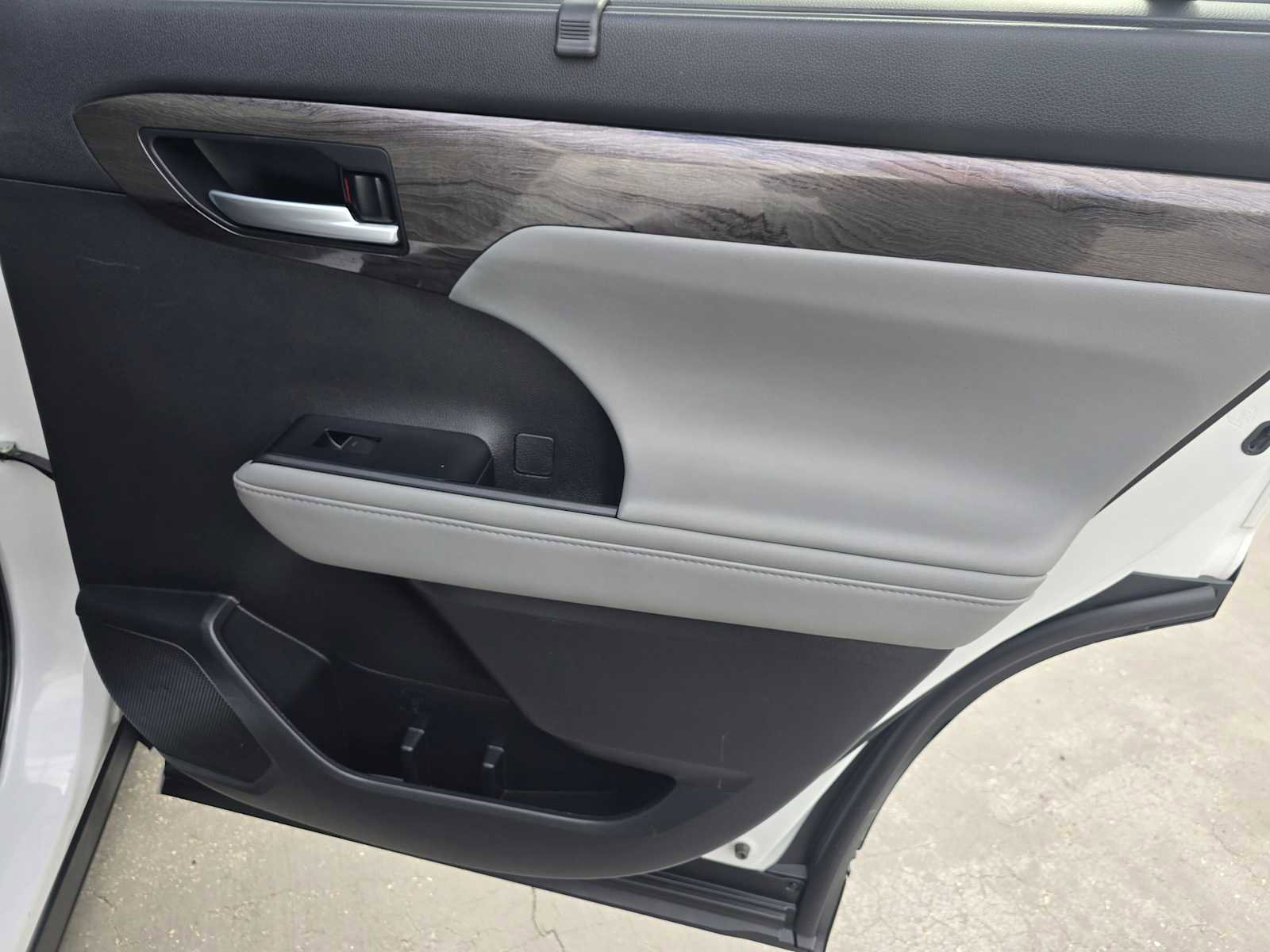 Used 2023 Toyota Highlander Platinum image 14