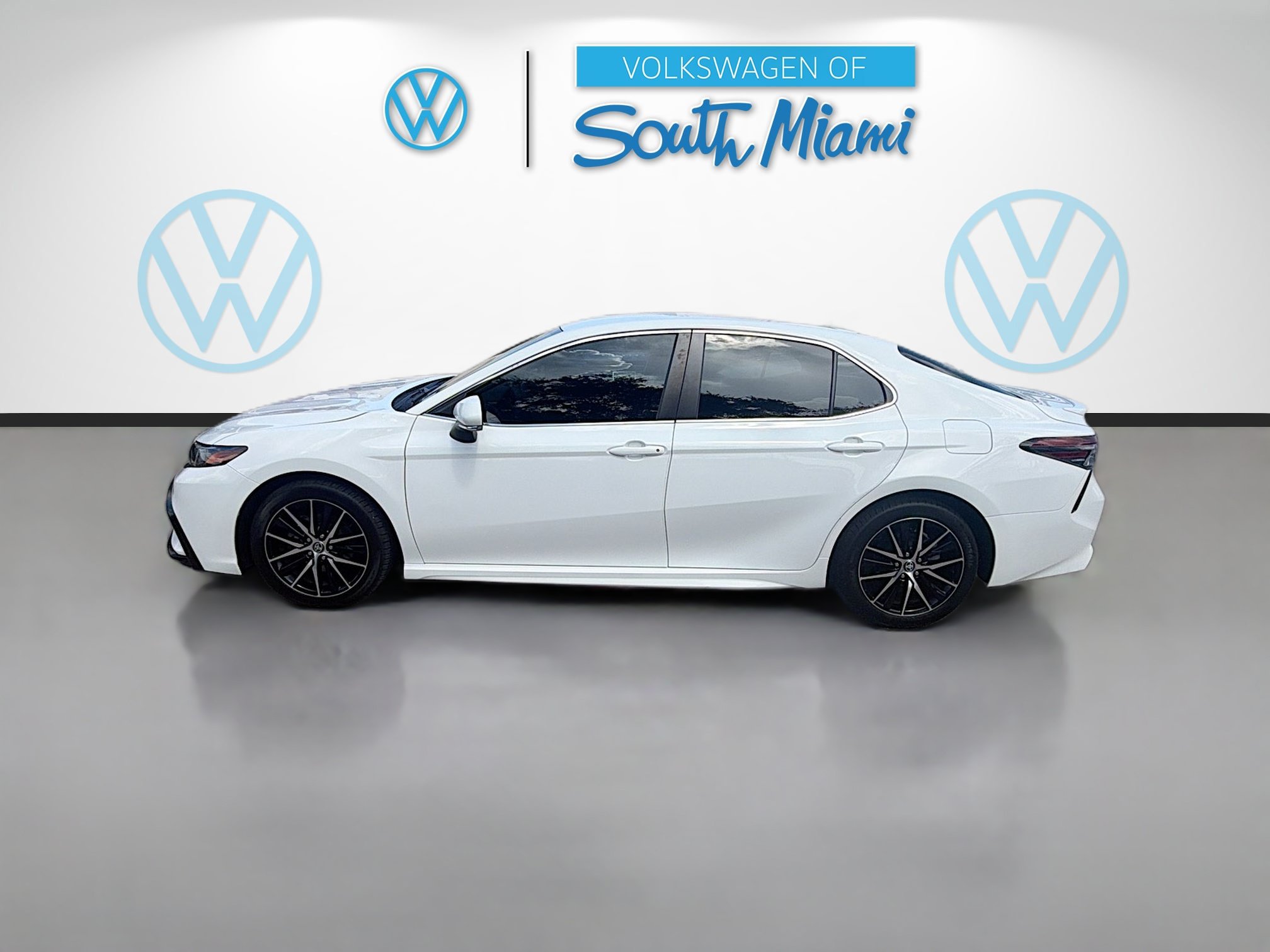 Used 2023 Toyota Camry SE FWD image 4