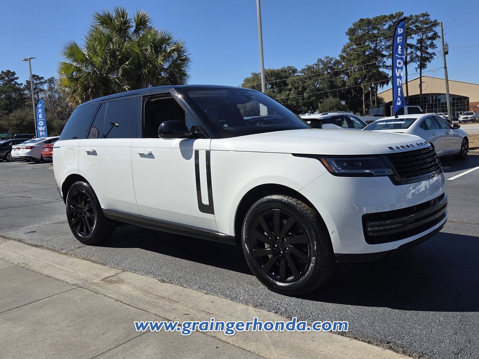 Used 2023 Land Rover Range Rover SE image 3