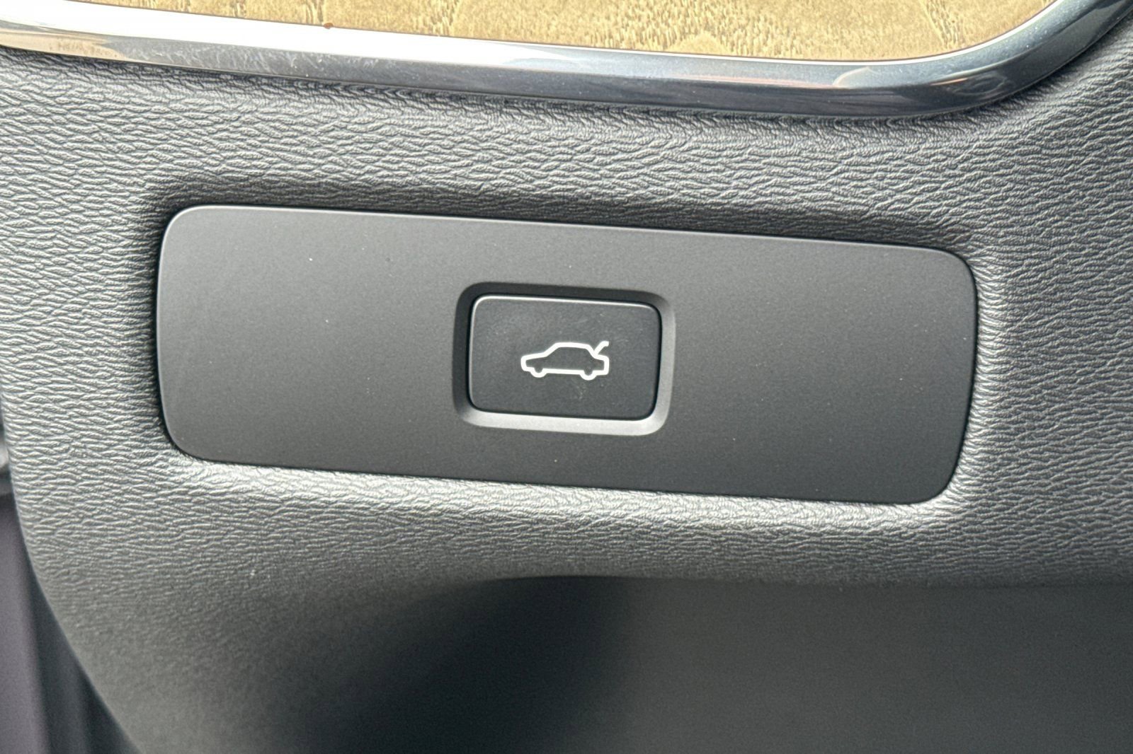 Certified 2026 Volvo XC60 B5 Plus w/ Climate Package PRO image 30