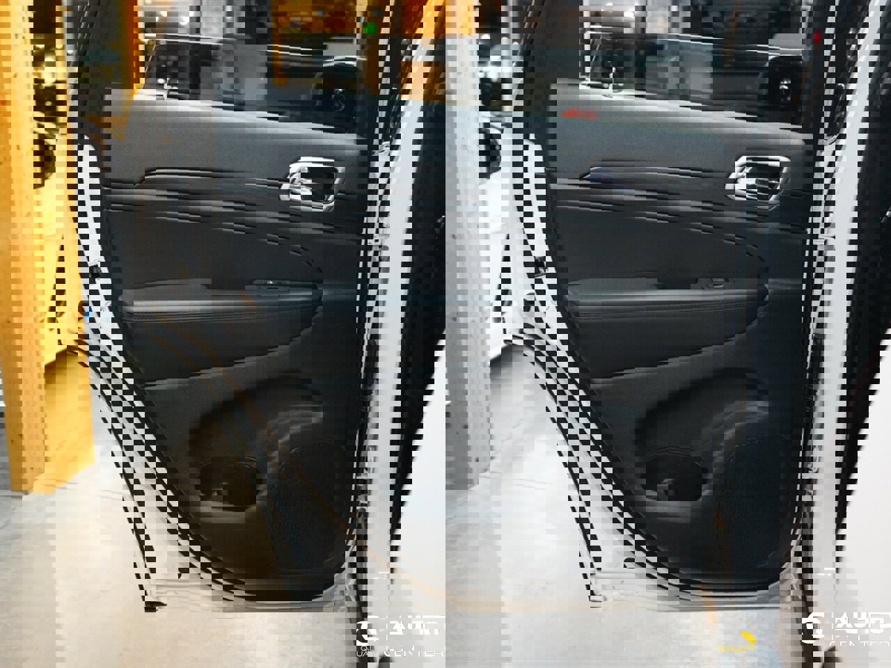 Used 2020 Jeep Grand Cherokee Laredo image 20