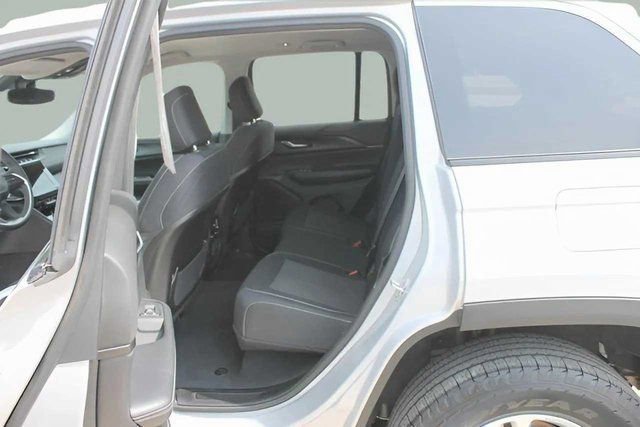 Used 2023 Jeep Grand Cherokee Laredo image 28
