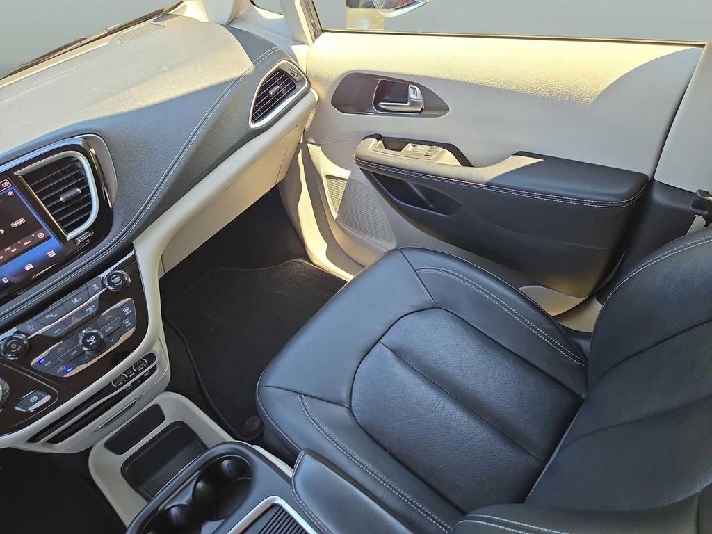 Used 2022 Chrysler Pacifica Touring-L FWD image 14