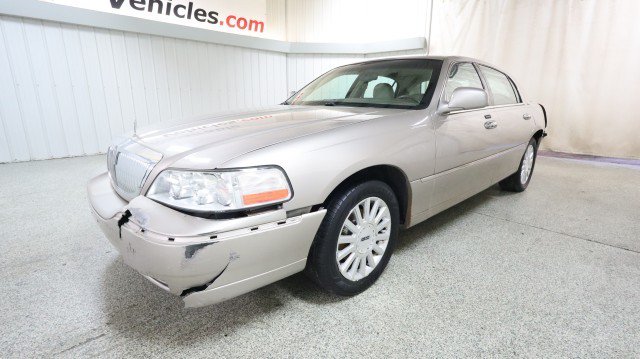 Used 2003 Lincoln Town Car Executive RWD image 2