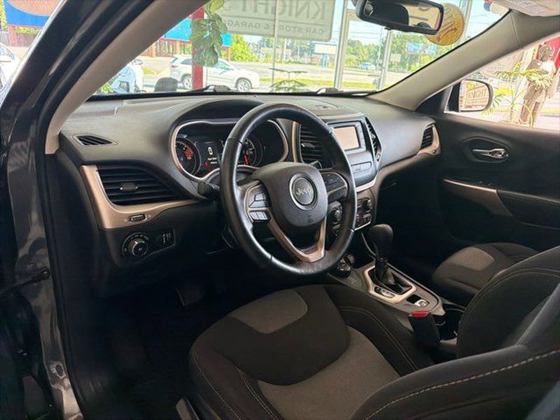 Used 2018 Jeep Cherokee Latitude w/ Altitude Package AWD/4WD image 9