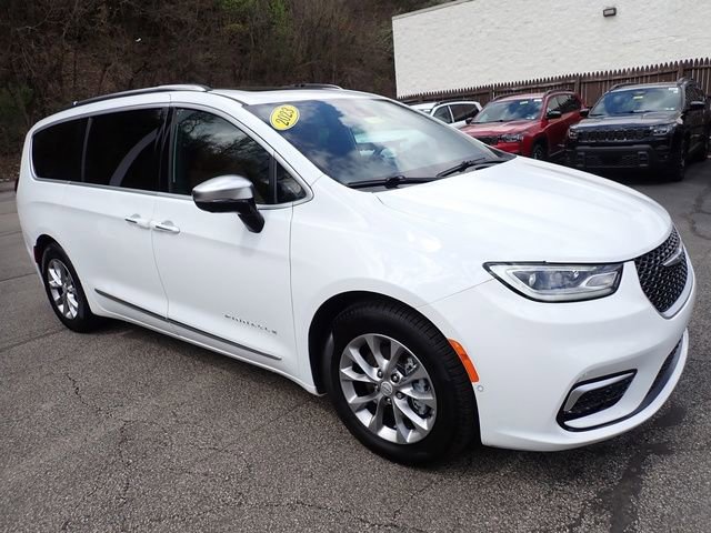 Used 2023 Chrysler Pacifica Pinnacle image 9