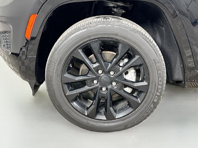 Used 2023 Jeep Grand Cherokee Overland w/ Rear Seat Video Group I AWD/4WD image 31