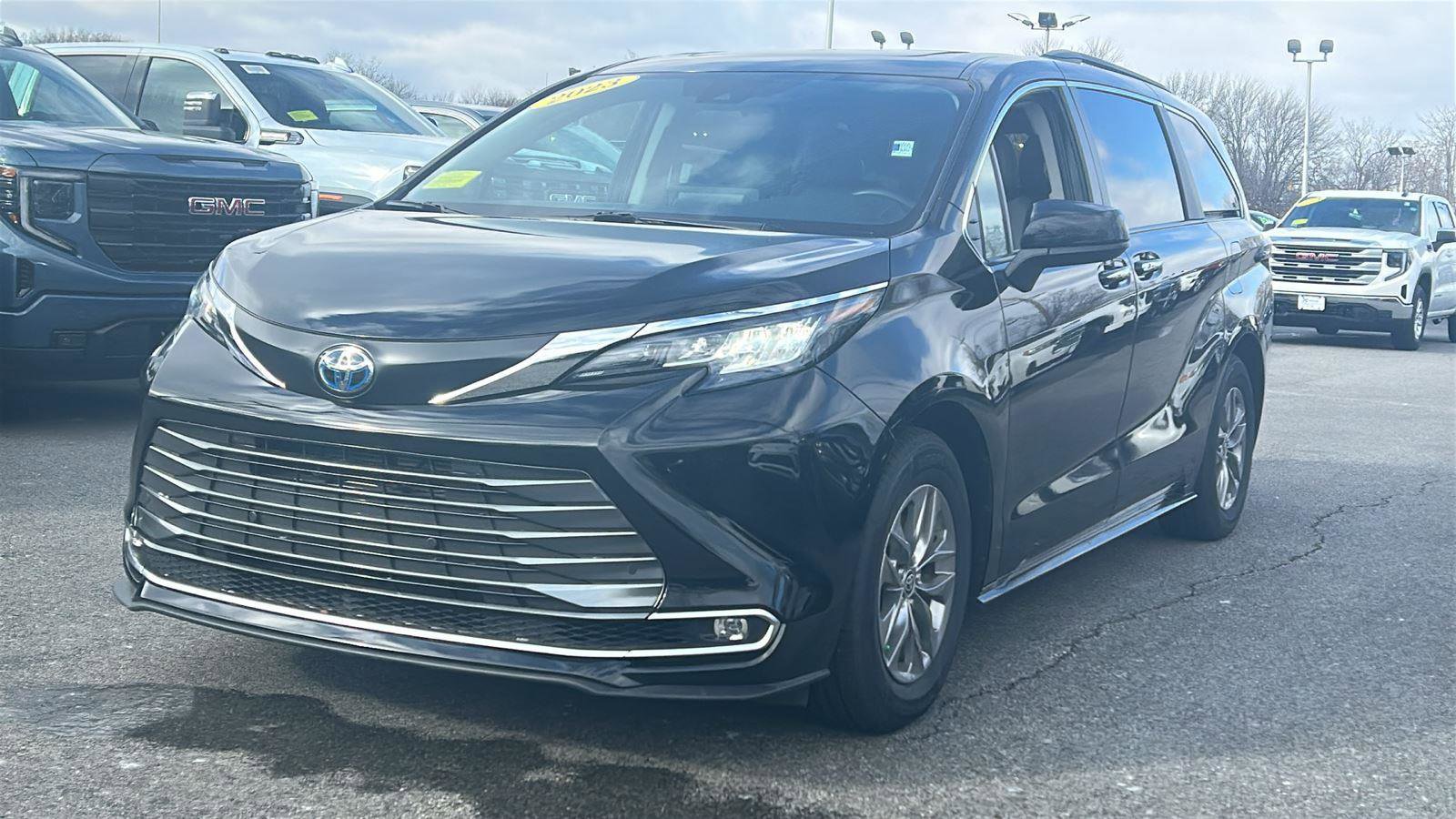 Used 2023 Toyota Sienna XLE image 3