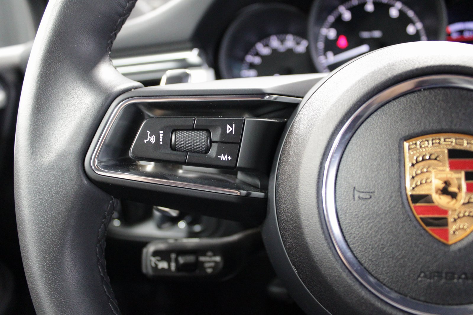 Certified 2025 Porsche Macan image 28