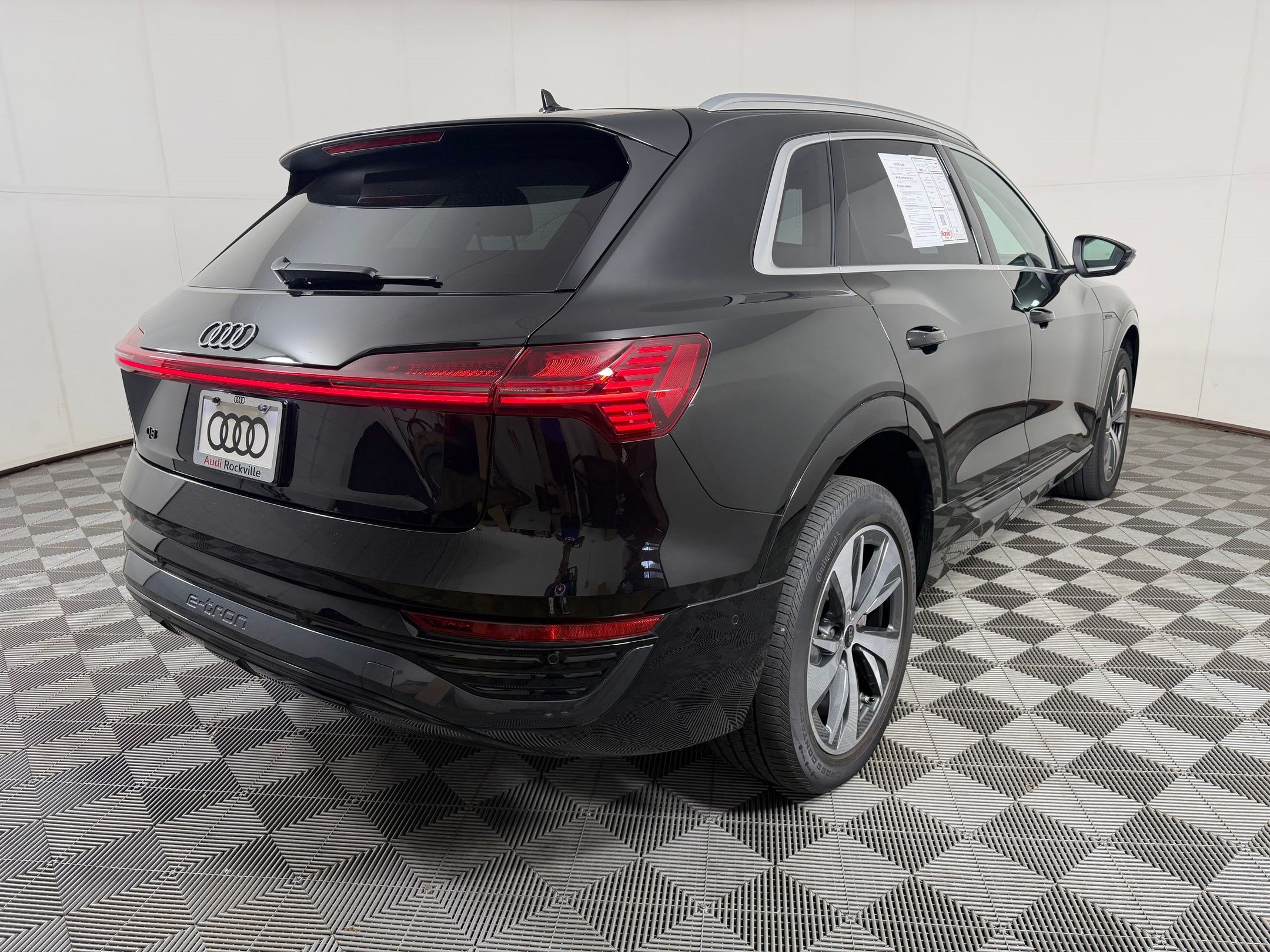 Certified 2024 Audi Q8 e-tron Premium Plus w/ Premium Plus Package AWD/4WD image 9