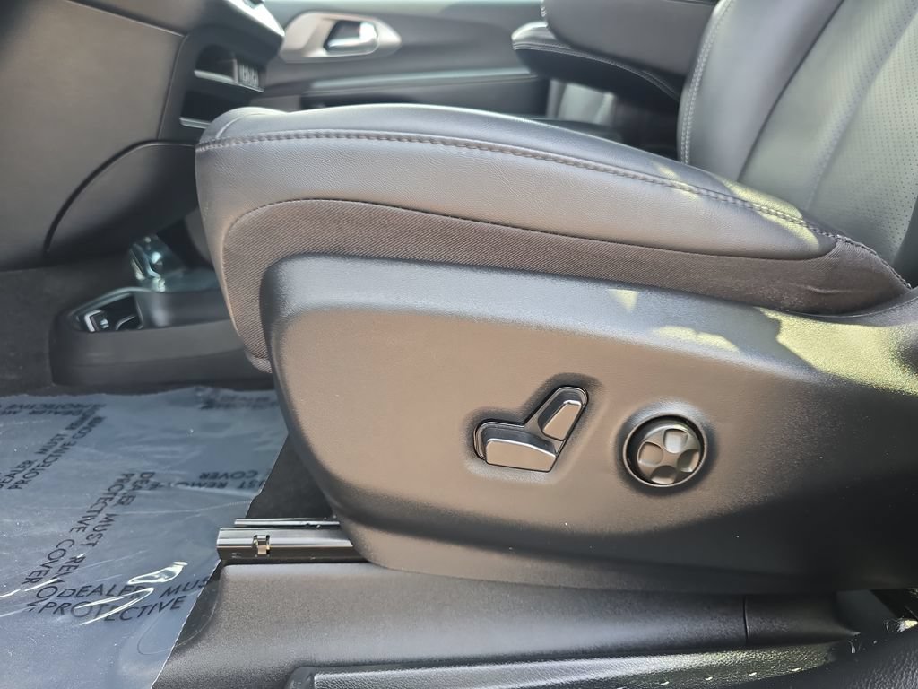 Used 2025 Chrysler Pacifica Select FWD image 32