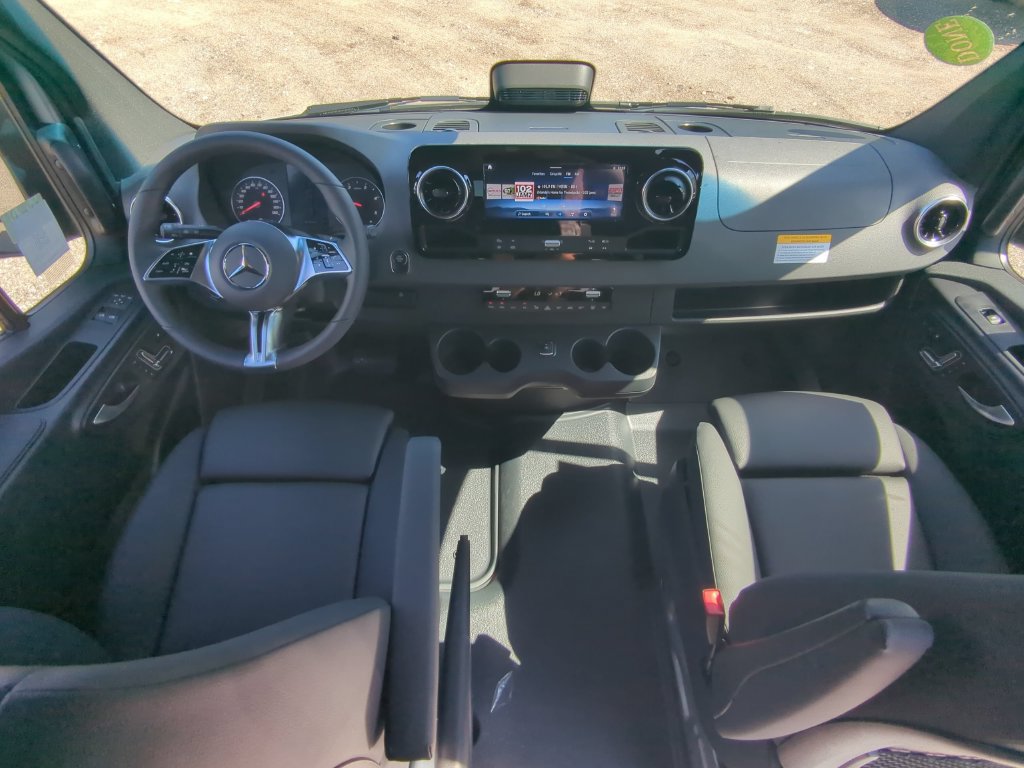 Used 2025 Mercedes-Benz Sprinter 2500 image 2