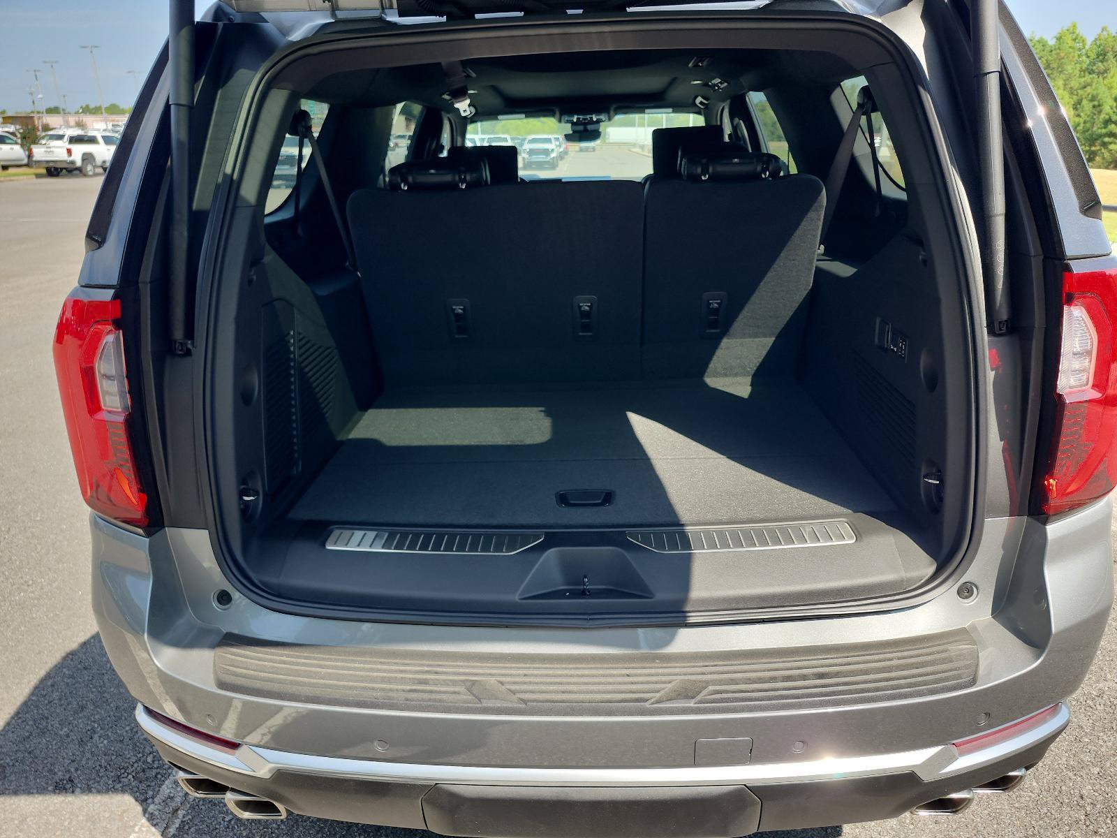 New 2026 GMC Yukon XL Denali w/ Denali Reserve Package AWD/4WD image 8