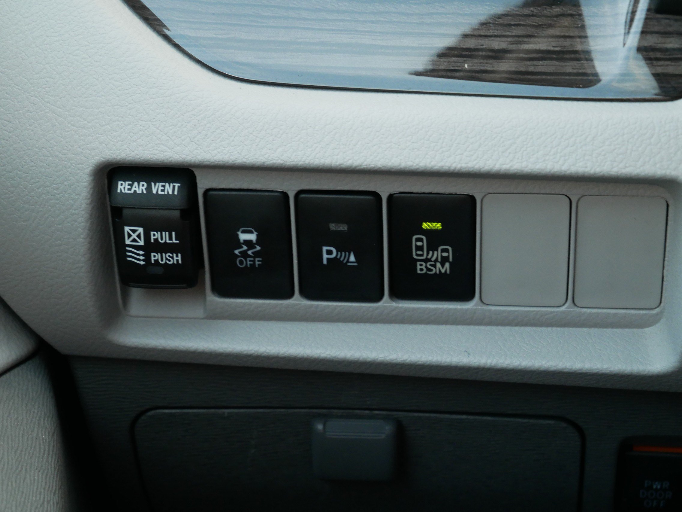 Used 2015 Toyota Sienna XLE w/ XLE Navigation Package FWD image 26