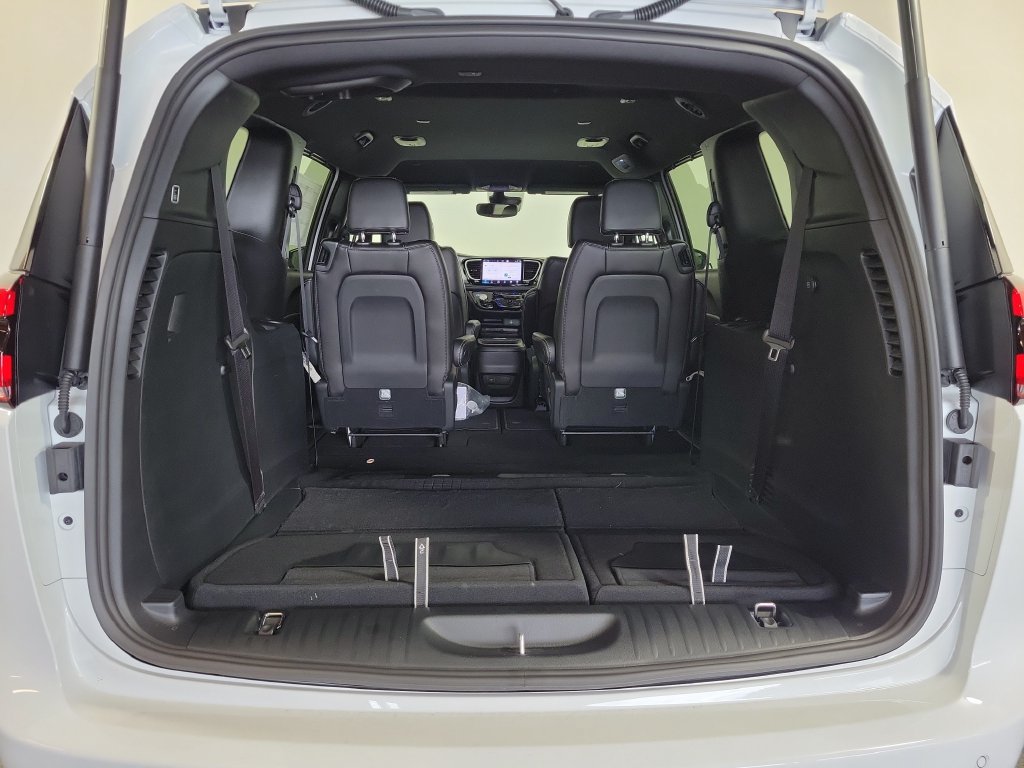 New 2027 Chrysler Pacifica Select FWD image 24
