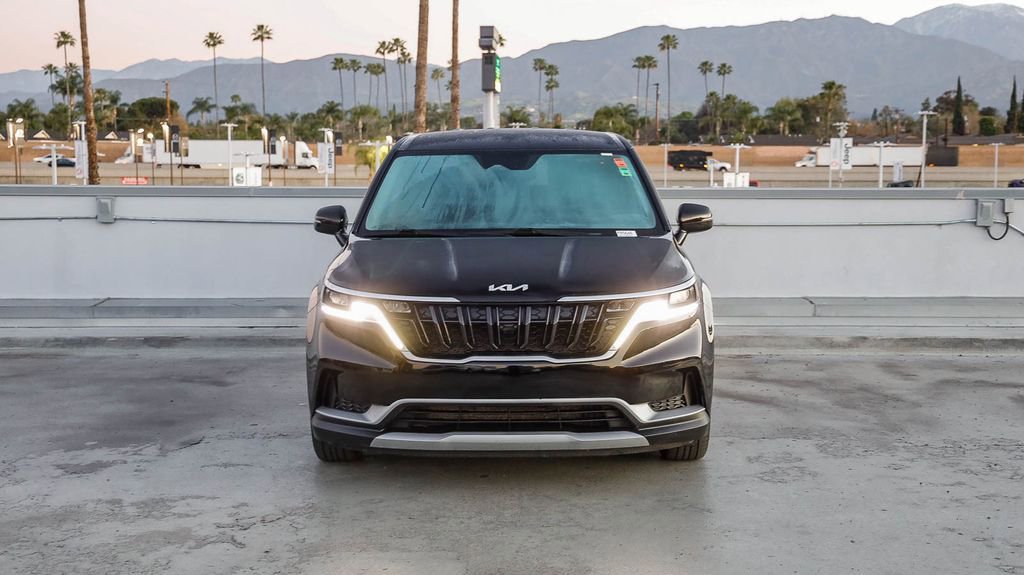 Used 2024 Kia Carnival LX image 3