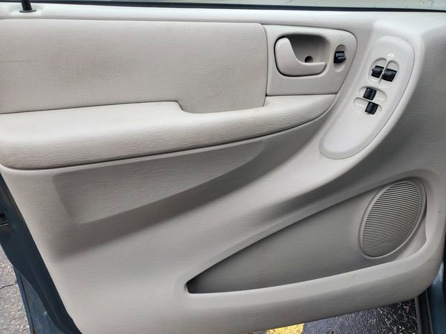 Used 2006 Chrysler Town & Country image 11