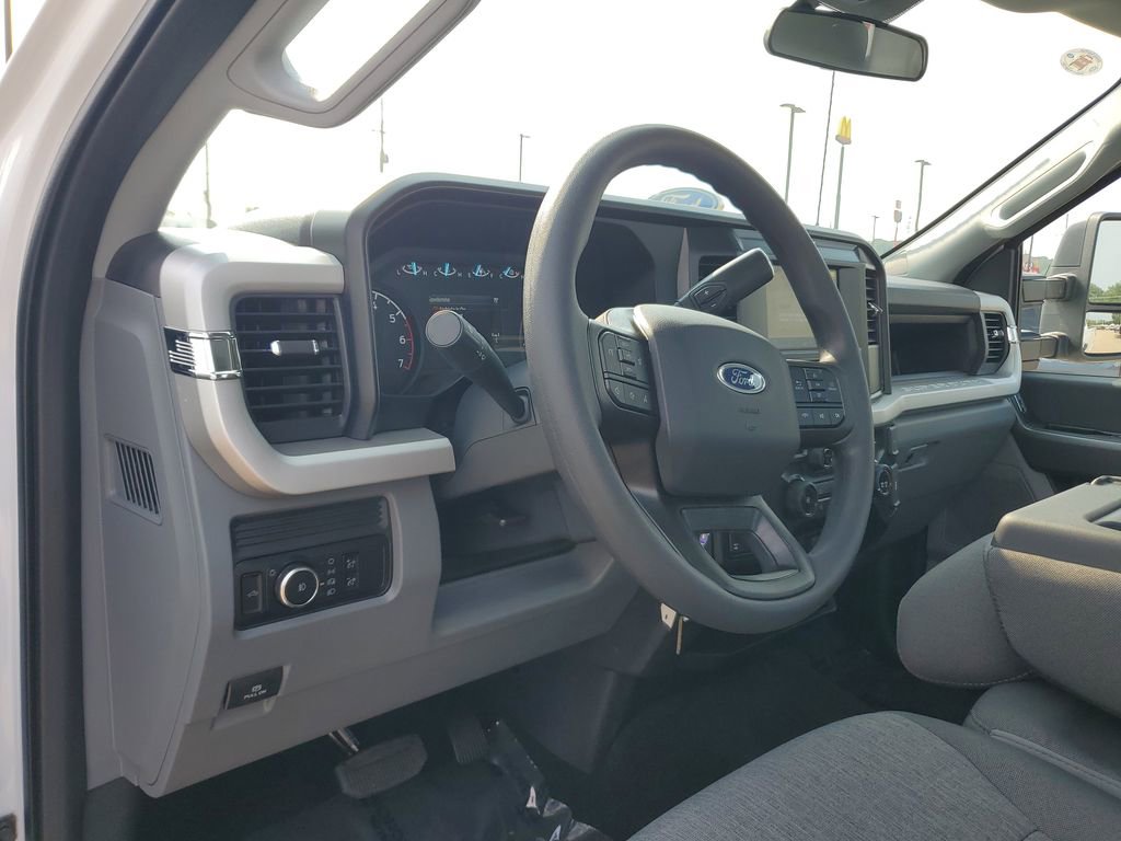 New 2025 Ford F350 4x4 Regular Cab Super Duty image 13