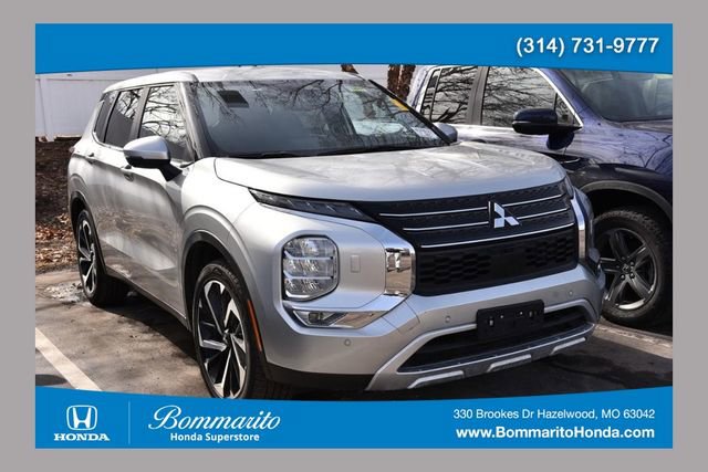 Used 2024 Mitsubishi Outlander SE image 1